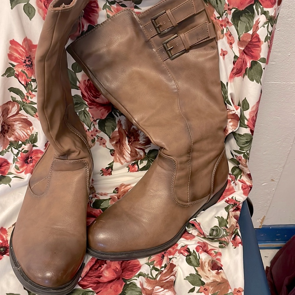 Below knee size 7 brown boot
